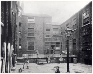 Niños jugando en Hirst Square, Leeds, antes de ser demolido para dar paso al nuevo Civic Hall, 29 de julio de 1930